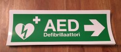 Defibrillaattori tarra oikealle