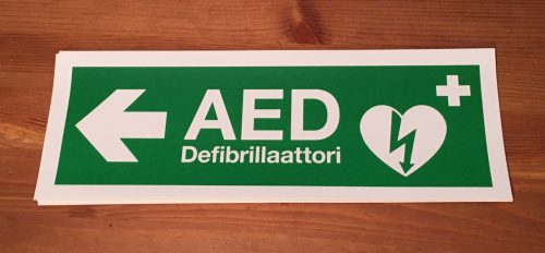 Defibrillaattori tarra vasemmalle